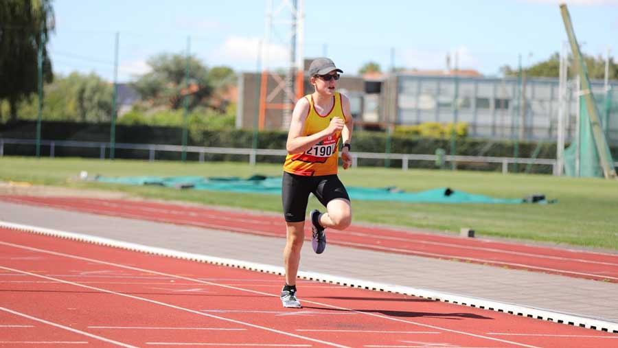 Victor Recour bezig atletiekwedstrijd