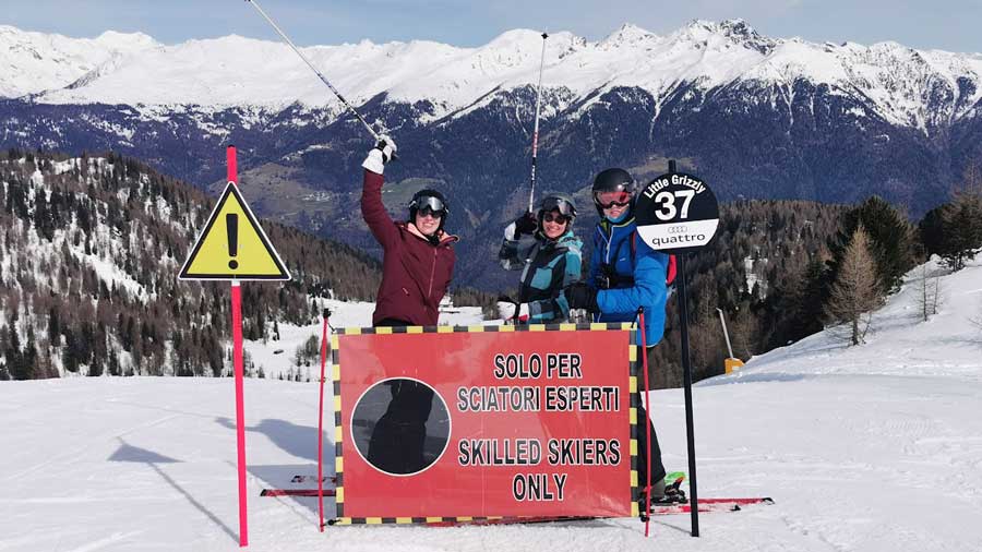 Op de zwarte ski piste